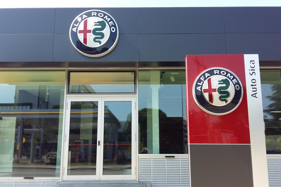 Esterno del salone Alfa Romeo Auto Sica, Imola 